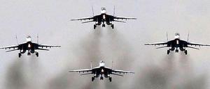 Russische Kampfjets beim Formationsflug. Nach eigenen Angaben liefert Moskau mindestens zehn Kampfflugzeuge Typ Mig-29MM2 an Syrien. 