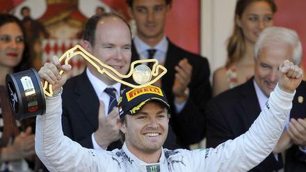Nico Rosberg mit der Siegertrophäe.