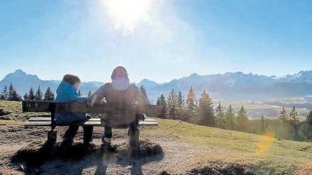 Endlich Sonne. Die meisten Menschen freuen sich, wenn es nach einem langen Winter wieder hell wird. Für manche ist Sonnenschein jedoch eine Qual. 