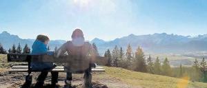 Endlich Sonne. Die meisten Menschen freuen sich, wenn es nach einem langen Winter wieder hell wird. Für manche ist Sonnenschein jedoch eine Qual.