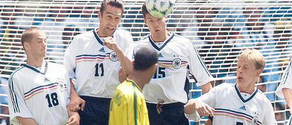 Duell der Fußballstile. Ronaldinho versucht die deutsche Abwehrmauer mit Michael Preetz (Zweiter v. links) zu überwinden.
