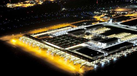 Der menschenleere Hightech-Terminal am BER ist rund um die Uhr erleuchtet.