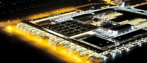 Der menschenleere Hightech-Terminal am BER ist rund um die Uhr erleuchtet.