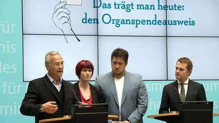 Promis für den Ausweis. Minister Bahr freut sich über Unterstützung.