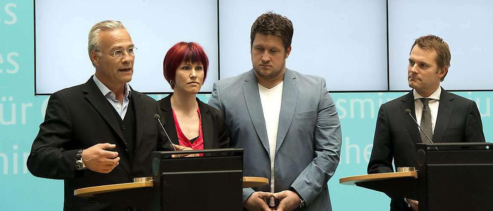 Promis für den Ausweis. Minister Bahr freut sich über Unterstützung.