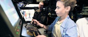 Jugend trainiert. Jaro (13) probiert einen Spähpanzer der Bundeswehr aus, die sich auf der Messe neben Unternehmen wie Aldi Nord als Arbeitgeber präsentiert.