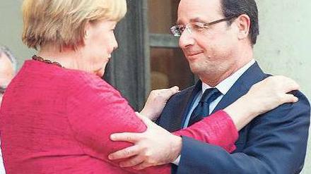 Annäherung. Angela Merkel und François Hollande bei ihrem Treffen in Paris. 