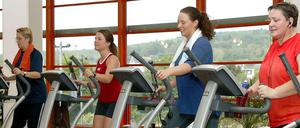 Gesunde Mitarbeiter fehlen seltener. Dadurch sparen die Firmen Geld.