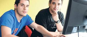 Austausch. Der Spanier Alvaro Hernandez (links) macht eine Ausbildung zum Fachinformatiker, Peio Mardaraz wird Elektroniker für Gebäude und Infrastruktursysteme. Foto: dpa