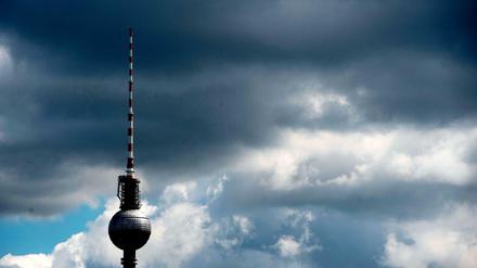 Über Berlin und Brandenburg ziehen dunkle Wolken auf: Der Deutsche Wetterdienst warnt vor Gewittern und Starkregen, zum Teil auch Hagel. 