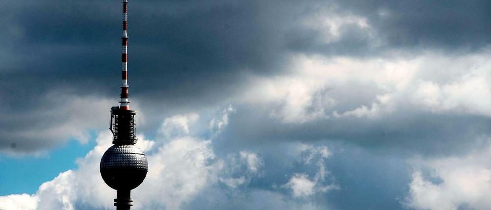 Über Berlin und Brandenburg ziehen dunkle Wolken auf: Der Deutsche Wetterdienst warnt vor Gewittern und Starkregen, zum Teil auch Hagel.