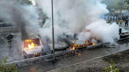 Brennende Autos in Husby, wo die Unruhen begannen.