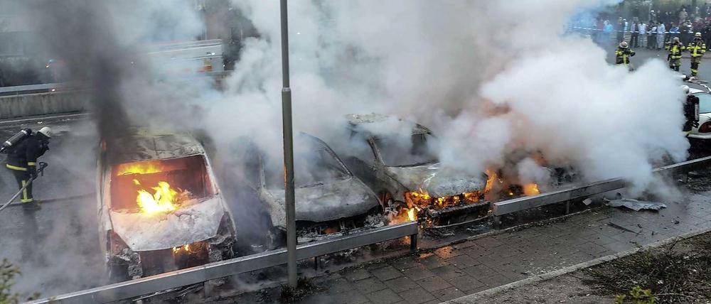 Brennende Autos in Husby, wo die Unruhen begannen.