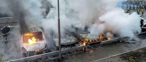 Brennende Autos in Husby, wo die Unruhen begannen.