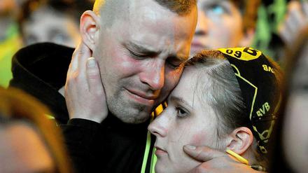 Traurig, traurig! Die BVB-Fans lassen ihrer Enttäuschung beim Public Viewing in Dortmund freien Lauf.