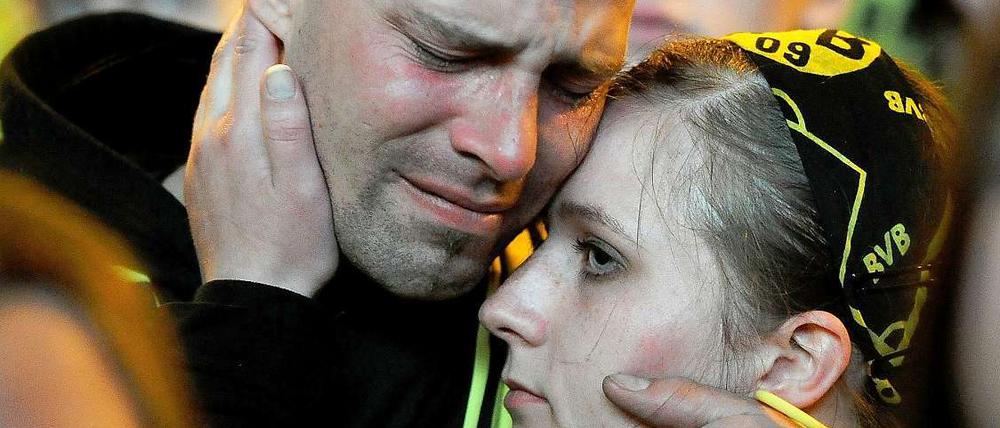 Traurig, traurig! Die BVB-Fans lassen ihrer Enttäuschung beim Public Viewing in Dortmund freien Lauf.