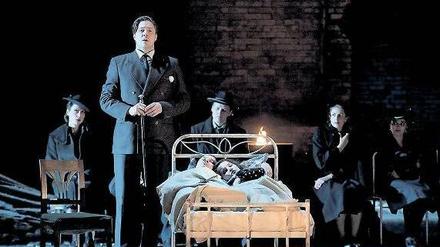 Bett als Burg. Tristan und Isolde (Anna Prohaska, Matthias Klink) haben den Zaubertrank genossen.