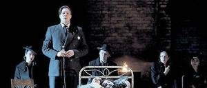 Bett als Burg. Tristan und Isolde (Anna Prohaska, Matthias Klink) haben den Zaubertrank genossen.