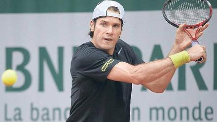Tommy Haas blickt auf den Tennisball holt zum Schlag aus.