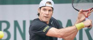 Tommy Haas blickt auf den Tennisball holt zum Schlag aus.
