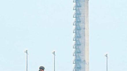 Hü und hott am Flughafen. Bislang gibt es nur Zaungäste am BER. Foto: dpa/Marc Tirl