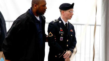 Am Montag beginnt der Militärprozess gegen Army Private Bradley Manning, der als wichtigster Informant von Wikileaks gilt. Auf ihnen sollen sowohl das "Collateral Murder Video" als auch die diplomatischen Depeschen zurückgehen. Bradley Manning war auf einem Stützpunkt im Irak stationiert und hatte dort Zugriff auf klassifizierte Dokumente. Im Internet hatte er sich im Chat mit einem Hacker als Wikileaks-Informant offenbart, 2010 wurde er daraufhin im Irak verhaftet. Dieses Bild zeigt Manning wie er auf dem Armeestützpunkt Fort Meade am 21. Mai zu einer Anhörung geführt wird. Der Prozess findet unter Ausschluss der Öffentlichkeit statt.