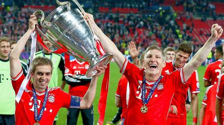 Philipp Lahm und Bastian Schweinsteiger jubeln über den Wembley-Sieg.