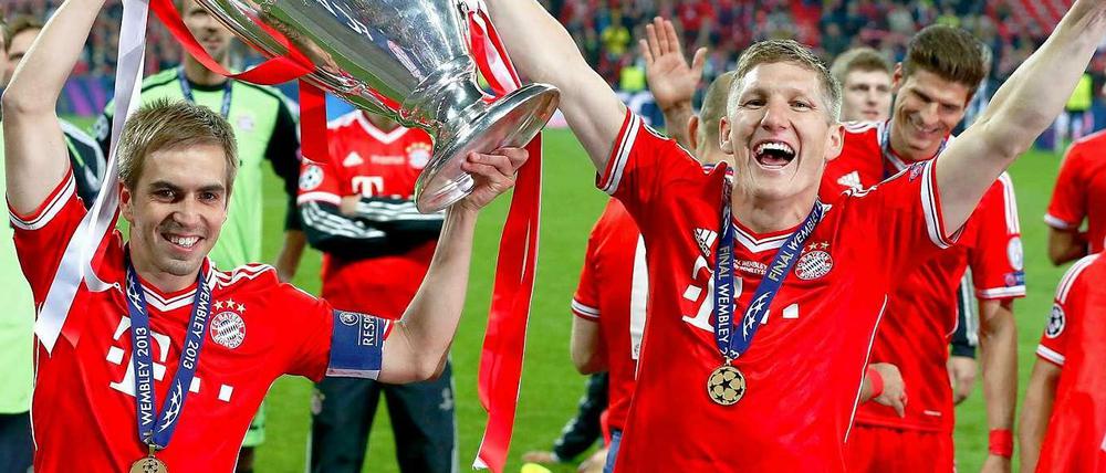Philipp Lahm und Bastian Schweinsteiger jubeln über den Wembley-Sieg.