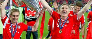 Philipp Lahm und Bastian Schweinsteiger jubeln über den Wembley-Sieg.