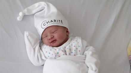 Baby Alma Ludmilla Koelbel friedlich in ihrem Bett auf der Mutter-Kind-Station
