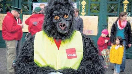 King Kong ist Gewerkschafter. Vorm Zoo am Hardenbergplatz verteilte dieser Warnstreikende im Gorillakostüm Infozettel: „Wir streiken. Die Tiere leiden aber darunter nicht.“