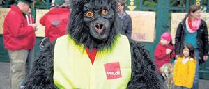 King Kong ist Gewerkschafter. Vorm Zoo am Hardenbergplatz verteilte dieser Warnstreikende im Gorillakostüm Infozettel: „Wir streiken. Die Tiere leiden aber darunter nicht.“