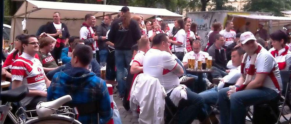 In festen Händen: Die VfB-Fans haben den Helmholtzplatz mit Beschlag belegt. Die Ecke gilt ohnehin als schwäbische Exklave in Berlin.