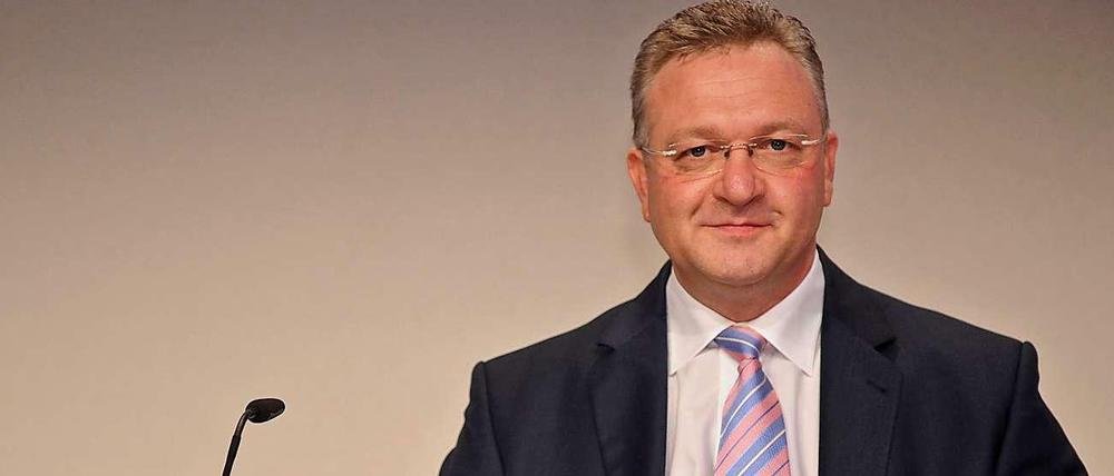 Frank Henkel kann sich freuen: Auf dem 37. CDU-Landesparteitag in Berlin wurde er am Samstag wiedergewählt.