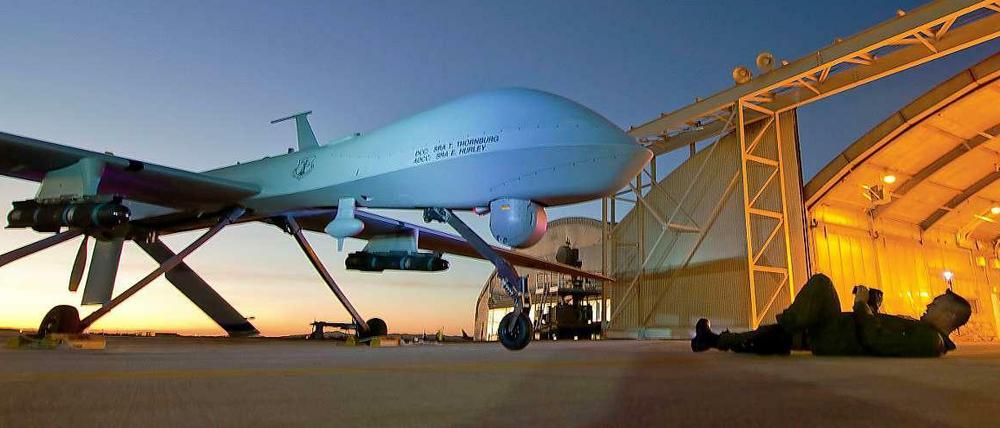 Leiser Killer: Eine amerikanische Kampfdrohne des Typs MQ 1 Predator wird auf einer Militärbasis in Kalifornien gewartet.