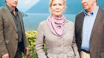 „Therese geht fremd“, heißt der „ZDF-Sonntagsfilm“ am 16. Juni. Darin muss sich Therese Engel (Christiane Hörbiger) zwischen ihrem Mann Heinz (Ulrich Pleitgen, rechts) und Stephan Fürstenfeld (Thomas Sarbacher) entscheiden. Foto: ZDF