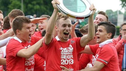 Marco Ban hält den Pokal in die Höhe.