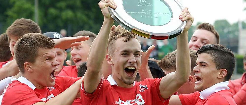 Marco Ban hält den Pokal in die Höhe.
