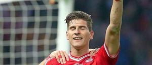 Mario Gomez hat die Augen geschlossen und jubelt nach einem Tor mit in die Luft gestreckter Faust.