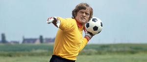 Sepp Maier konnte so den Ball so weit abwerfen, wie kaum ein anderer Torwart. Auch das macht ihn einzigartig.