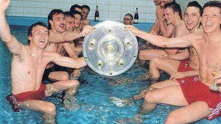 Die Bundesliga, wie sie lebt und feiert. Halbnackt, aber dafür in Schale bejubeln die Spieler des FC Bayern München Roland Grahammer, Raimond Aumann (links von vorne), Stefan Reuter und Jürgen Wegmann (rechts von vorne) die Meisterschaft 1989. Foto: Imago