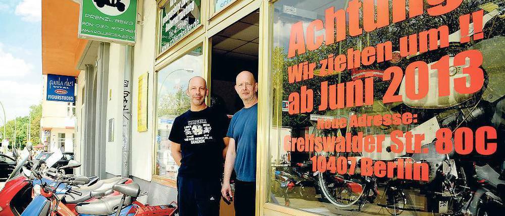 17 Euro statt 11,25 Euro pro Quadratmeter. Nach der Mieterhöhung ist Jan Gronow (links) und Jörg Herpig die Danziger Straße zu teuer geworden. Mit ihrem Rollerfachgeschäft „Rollerdealer“ ziehen sie jetzt um.