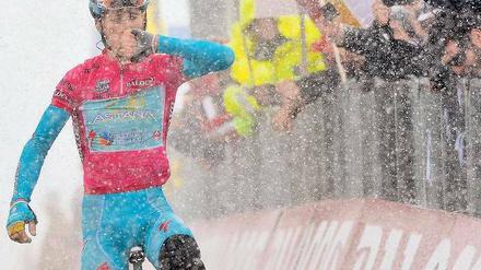 Bin ich schon im Ziel? Vincenzo Nibali jubelt beim Giro d’Italia, auch wenn die Ziellinie im Schnee kaum zu erkennen ist. 