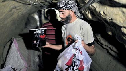 Fast Food auf langen Wegen. Durch tiefste Kanäle bringen Schmuggler die begehrten Produkte einer Fast-Food-Kette in den Gazastreifen.