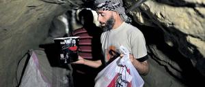 Fast Food auf langen Wegen. Durch tiefste Kanäle bringen Schmuggler die begehrten Produkte einer Fast-Food-Kette in den Gazastreifen.
