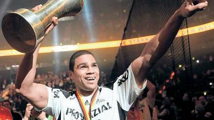 Daniel Narcisse hält die Champions-League-Trophäe in die Luft.