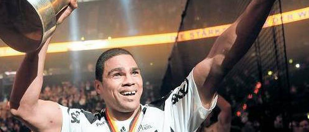 Daniel Narcisse hält die Champions-League-Trophäe in die Luft.