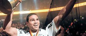 Daniel Narcisse hält die Champions-League-Trophäe in die Luft.