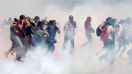 Der Protest richtet sich gegen die geplante Umgestaltung des Taksim-Platzes in Istanbul. 
