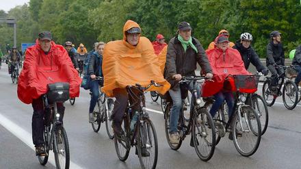Mit Regencapes auf zum Großen Stern. Nicht alle Fahrradfreunde ließen sich vom Regenwetter abhalten.